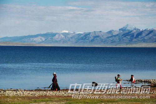 暢游在瑪旁雍措湖邊。