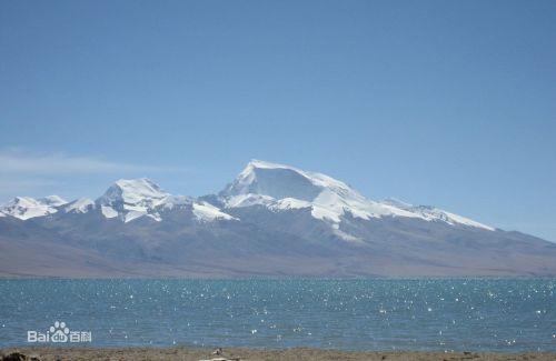雪山與湖泊自成一體。