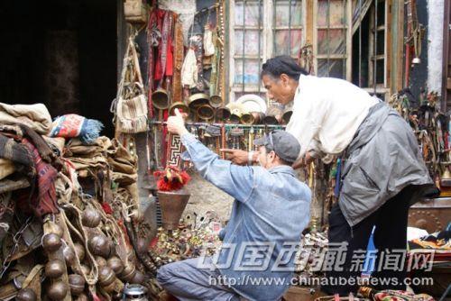 八廓街上有各種紀(jì)念品和民族生活用品。彭月圓 攝