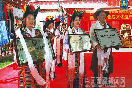 2009年6月23日，在授牌儀式上，拉薩城關(guān)區(qū)娘熱鄉(xiāng)民間藝術(shù)團的姑娘小伙子們再次跳起“拉薩朗瑪”。