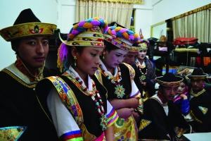 旦追次仁（左一）和他民間藝術(shù)團(tuán)的同事們。