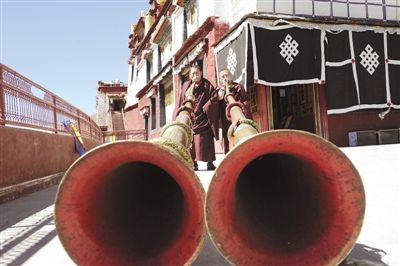  1、直孔噶舉派宗教音樂傳承人倫白（左）與僧人貢覺旺杰切磋長(zhǎng)號(hào)吹奏技藝。 西藏日?qǐng)?bào)記者 楊正林 攝