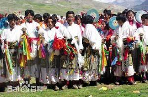 西藏各地?zé)岚臀璞硌荨?></p>   <p>西藏各地?zé)岚臀璞硌荨?/p>   <p>傳統(tǒng)節(jié)目</p>   <p>丁嘎熱巴的傳統(tǒng)節(jié)目很多，共有三十多個，每個節(jié)目的跳法和姿態(tài)各不相同，其內(nèi)容有講述藏族歷史、傳說故事的，也有為了寺院祭祀活動的需要而宣揚(yáng)宗教思想的，代表性劇目包括：《歐冬》（擊鼓）、《曲杰羅?！罚_桑王子）、《斯白巴瑪感果》（原始的老父母）、《甲沙公覺郎巴》（迎請文成公主）、《古如多吉熱》（金剛舞場）等。丁嘎熱巴舞既有當(dāng)?shù)啬撩裎璧傅膭勇桑纸梃b了昌都一帶熱巴鈴鼓舞的舞姿，以順手順腳的牧民舞蹈動作為基本步法，上身表演吸收了昌都熱巴女子手鼓激情豪放的動作，由此形成融匯藏東藏北舞蹈精華的獨(dú)特風(fēng)格。丁嘎熱巴中還有許多風(fēng)趣的表演動作、模擬動物的動作及一些富有情節(jié)的小戲。</p>   <p>藝術(shù)特點(diǎn)</p>   <p>熱巴舞是一種由鼓鈸（單鈸）、鑼伴奏的集體大型歌舞，技巧性較強(qiáng)，初時舞姿輕捷，高潮時感情奔放，動作粗獷有力。跳熱巴舞的原意是為了求佛保佑村寨平安、六畜興旺和禳災(zāi)、祈豐收。唱、舞、器樂、服裝等方面的藝人需經(jīng)事前長時間的培養(yǎng)、訓(xùn)練，方能參加。熱巴舞共分12段，每跳一段前先念一段詞，大意是頌揚(yáng)天地日月、山川河流、菩薩等。所演節(jié)目最少不能少于九個節(jié)目：《頌天地，拜四方》、《太陽、月亮、星星》、《鼓聲傳揚(yáng)，四方平安》、《神佛與我們同歌舞》、《吉友、迷拉師徒斗法》、《烏鴉吹大話》、《吉友，迷拉下神山》、《英雄尼布里戰(zhàn)勝惡魔獨(dú)尼阿巴》、《送神佛、貴賓》。熱巴中的舞蹈，為了吸引觀眾，講究舞姿的優(yōu)美，編排難度高的動作，象古代的百戲帶有雜技、武術(shù)等藝技。舞時，男女人數(shù)相等，由領(lǐng)舞人扮主要角色。在鈴鼓聲中，通過跳、轉(zhuǎn)、翻動作，圓好場地，招來觀眾，然后男女演員上場。</p>   <p class=