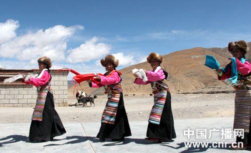 表演甲諧的女演員身著藏族女性的傳統(tǒng)服裝，手持哈達，邊歌邊舞。記者李洪濤 攝