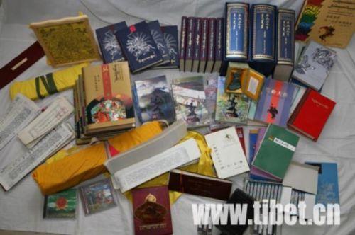 格薩爾研究相關(guān)的文本資料。任春生攝，諾布旺丹供圖。