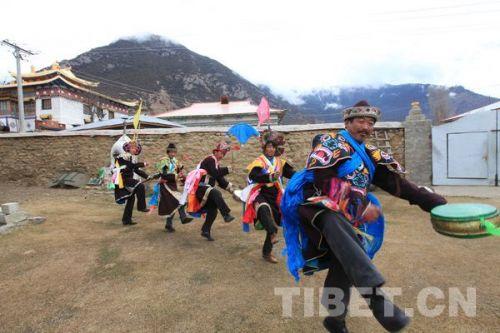 2012年12月21日，桑杰次仁（右前）帶領(lǐng)村民跳米納羌姆舞蹈　攝影：姚浩然