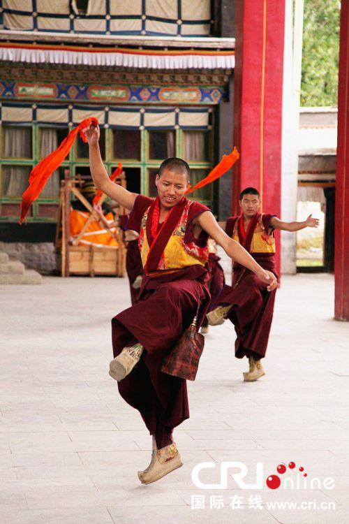 扎什倫布寺羌姆表演。