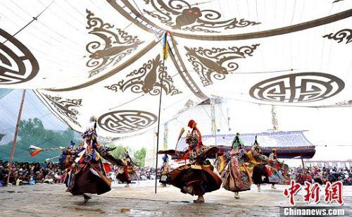 西藏山南地區(qū)桑耶寺僧人表演神舞。（李林/攝）