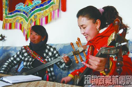 龍日的學生在認真學習扎年琴。龍日希望，學生們能將扎年琴聲帶到更遙遠的地方。 記者 沈未蘭 攝