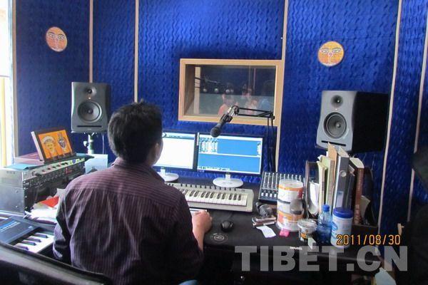 在自己的音樂工作室，金巴實(shí)現(xiàn)了自己的夢想
