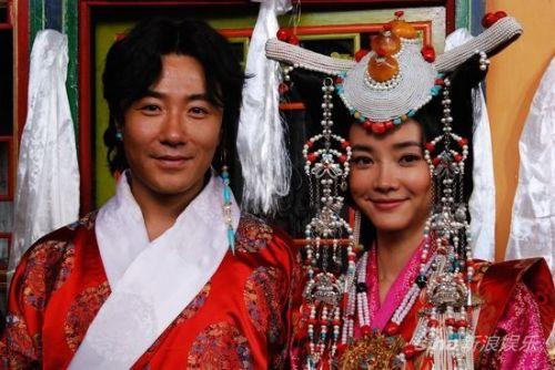  藏式婚禮中的新郎新娘。