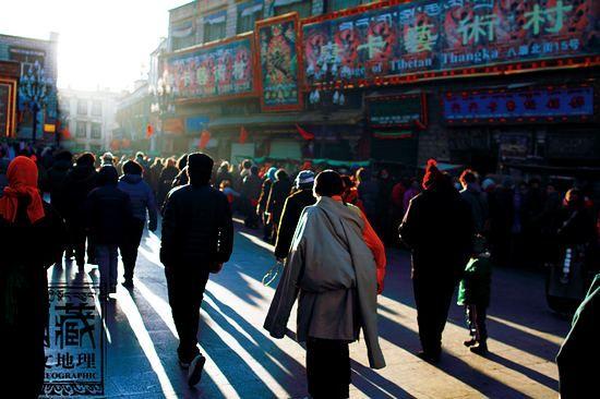 一到冬季，各地藏民都來(lái)到大昭寺的八廓街上傳經(jīng)，朝佛。