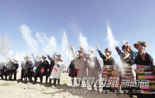 達(dá)孜縣德慶鎮(zhèn)桑珠林村開耕儀式現(xiàn)場。記者 旦增攝