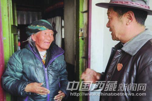 在黨的群眾路線教育實踐活動中，拉薩市城關區(qū)丹杰林社區(qū)民意組長、66歲的老黨員索朗積極為社區(qū)群眾辦實事，做好事，幫助社區(qū)里的老人與暫住居民解決實際困難，贏得了社區(qū)居民的一致稱贊。 圖為近日索朗在城關區(qū)丹杰林社區(qū)欽古巷了解卓瑪老人的生活困難。 記者 高加庫 攝
