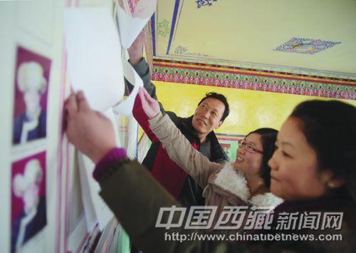 合力謀發(fā)展 在黨的群眾路線教育實(shí)踐活動(dòng)中，山南地區(qū)扎囊縣桑耶鎮(zhèn)桑耶社區(qū)黨員干部在積極為群眾做好事、辦實(shí)事、解難事的同時(shí)，還充分征求當(dāng)?shù)貜V大群眾的意見，建立起一套為社區(qū)群眾服務(wù)的有效體系，真正做到發(fā)展為了人民，發(fā)展成果與人民共享。 圖為近日桑耶鎮(zhèn)桑耶社區(qū)的黨員干部在查閱群眾意見書。 本報(bào)記者 高加庫 攝