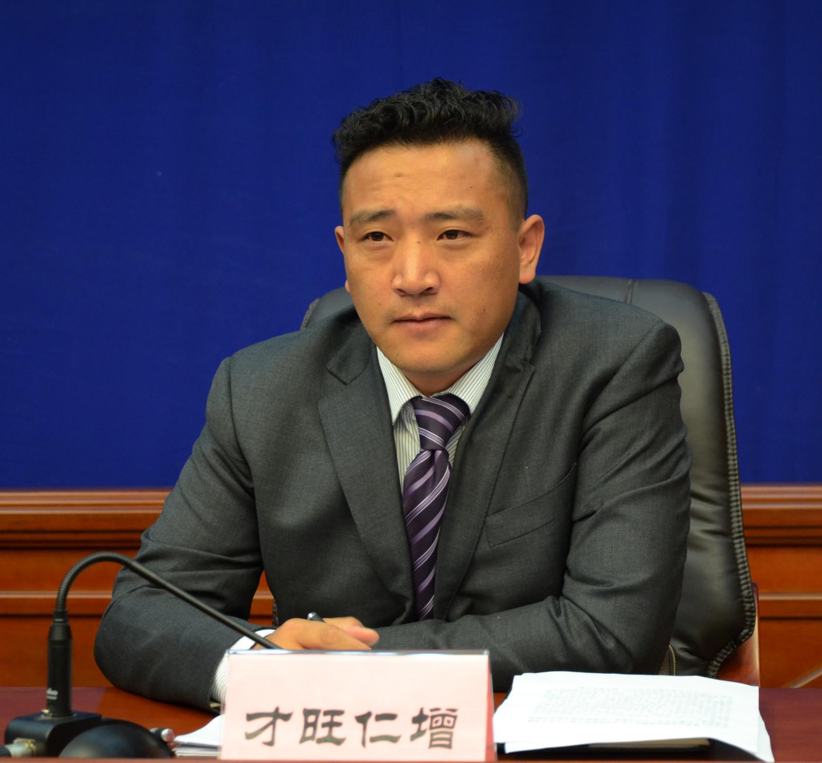 新聞發(fā)言人：那曲地區(qū)扶貧辦黨組成員、副主任 才旺仁增.jpg