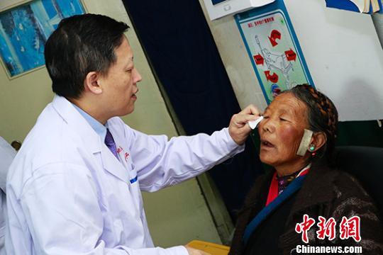 醫(yī)療志愿者在日喀則市為患者進(jìn)行術(shù)前檢查?！≤窡?攝