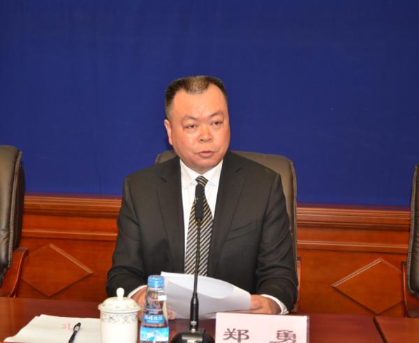 新聞發(fā)言人：自治區(qū)紀(jì)委新聞發(fā)言人、宣傳部部長 鄭勇.jpg