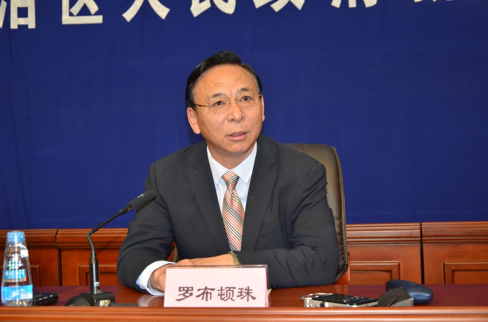圖為發(fā)言人：區(qū)黨委常委，自治區(qū)常務(wù)副主席，自治區(qū)脫貧攻堅(jiān)指揮部總指揮長 羅布頓珠.JPG