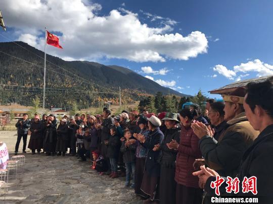 “組團式”醫(yī)療援藏活動義診贈藥環(huán)節(jié)受到當?shù)卮迕駳g迎?！垖?攝