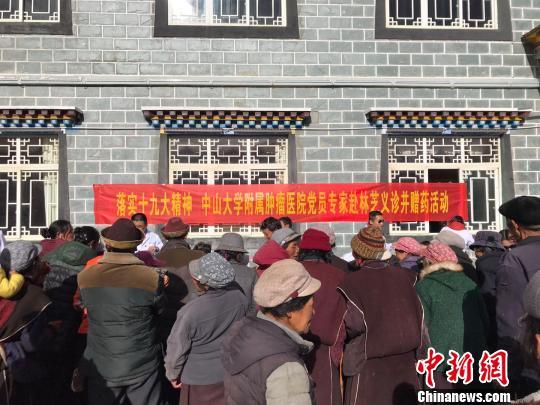 廣東省第三批組團式醫(yī)療援藏隊員、林芝市人民醫(yī)院內(nèi)科副主任黎建軍介紹，林芝市現(xiàn)在有條件開展早期的腫瘤篩查診治。　張寧 攝