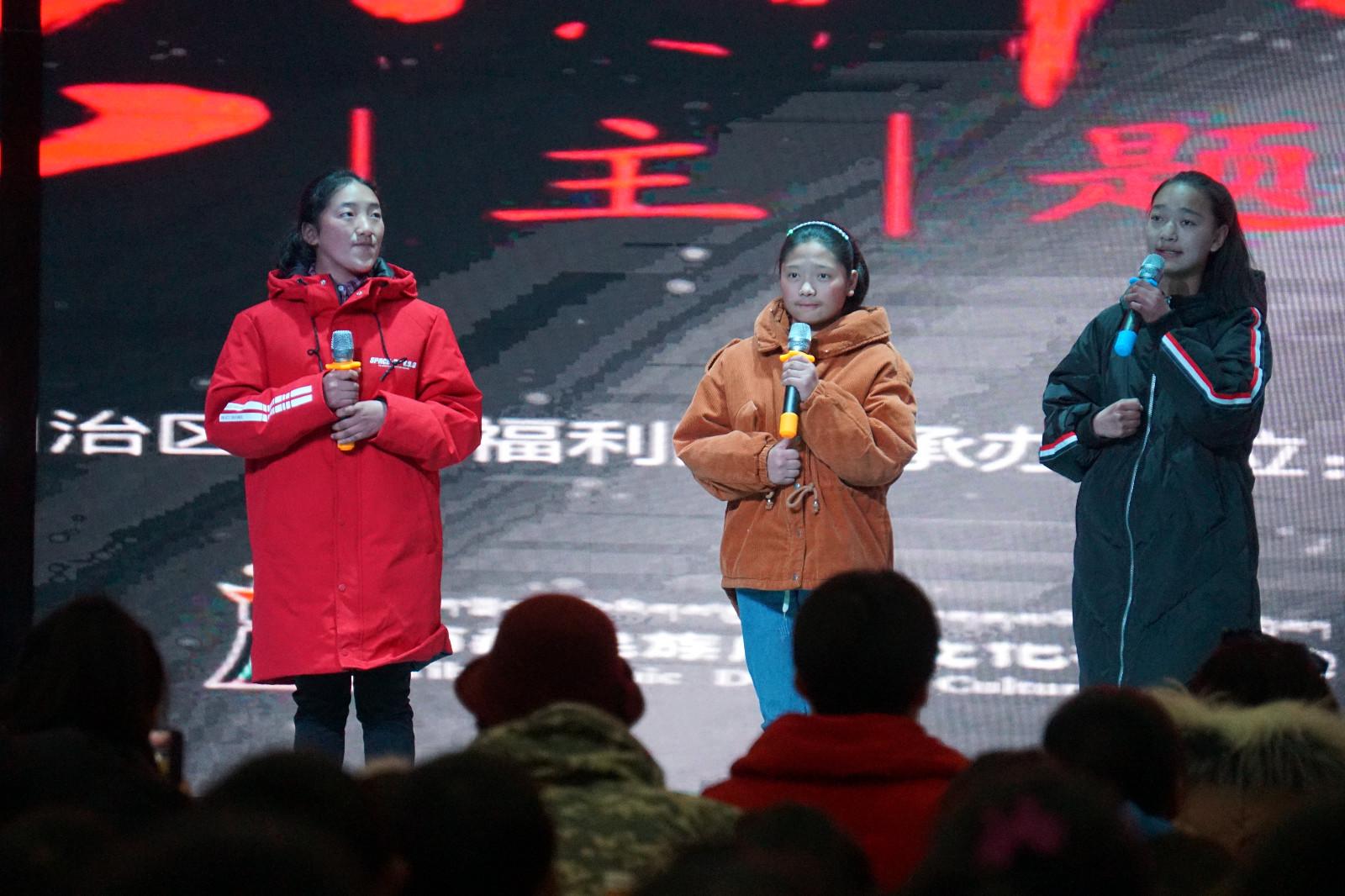 圖為自治區(qū)福利院的孩子在現(xiàn)場演講。.JPG