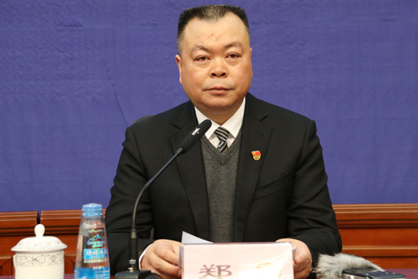 新聞發(fā)言人：自治區(qū)紀(jì)委監(jiān)委新聞發(fā)言人、宣傳部部長 鄭勇.jpg