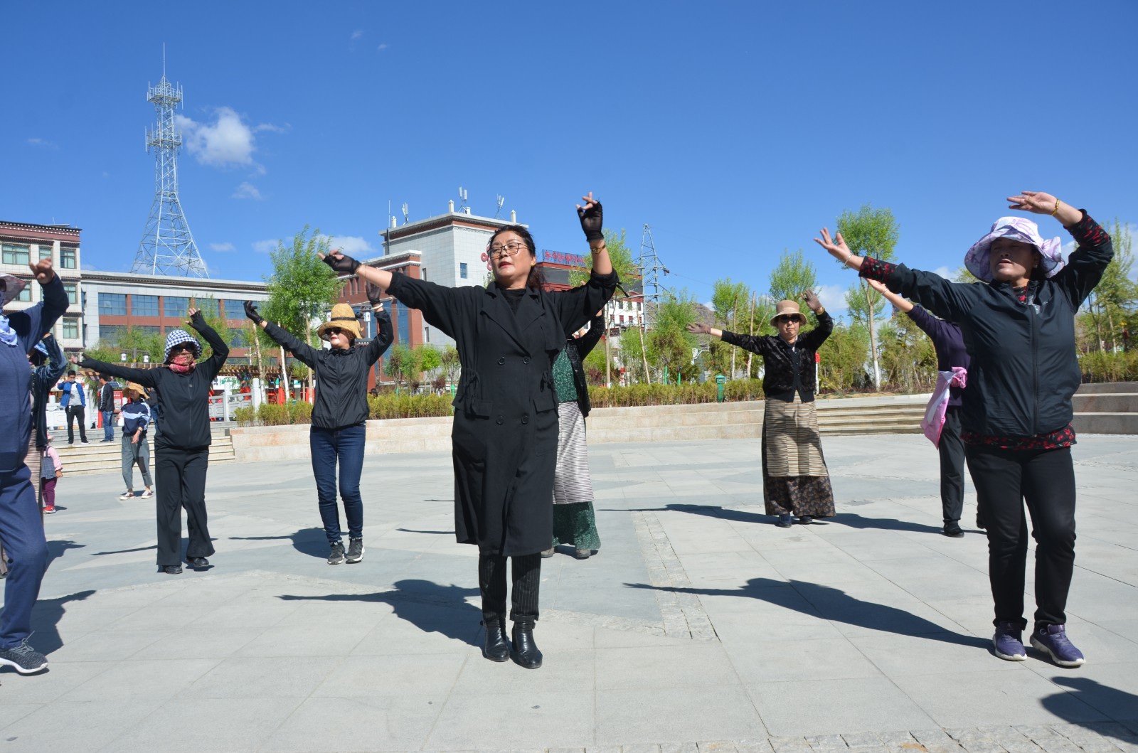 日喀則市民在龍園跳廣場(chǎng)舞.JPG