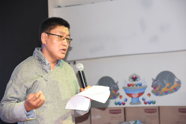 03-村長助理扎西頓珠介紹兒童村的基本情況。.jpg