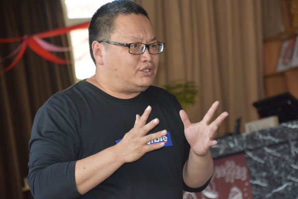 張巍導師向大家解讀我國的公益發(fā)展趨勢。.jpg