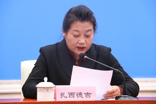 新聞發(fā)言人：拉薩市應對新型冠狀肺炎疫情工作領導小組成員、專家救治防控組組長、市衛(wèi)健委黨組副書記、主任 扎西德吉.jpg