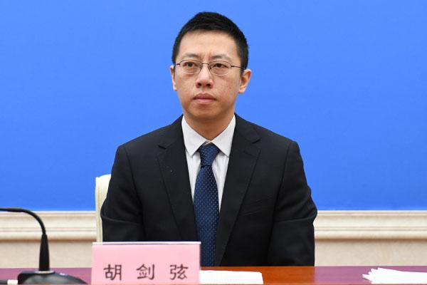 新聞發(fā)言人：慶祝昌都解放70周年籌備領導小組成員、昌都市委副秘書長 胡劍弦.jpg