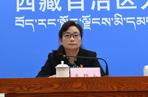 主持人：區(qū)黨委宣傳部副部長、政府新聞辦主任 德吉卓嘎.jpg