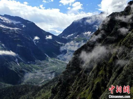 圖為派墨公路多雄拉隧道出口(墨脫側)連續(xù)回頭彎路段。(資料圖) 董志雄 攝