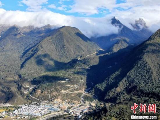 圖為10月18日，派墨公路米林側明線段?！《拘?攝