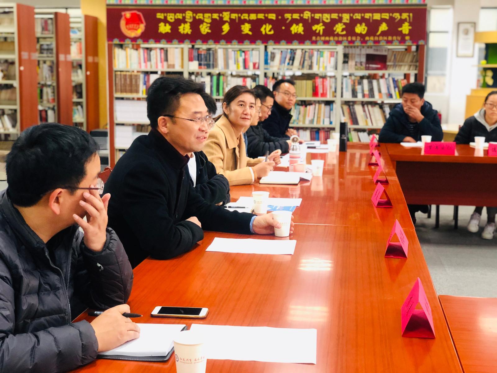 yj1123p03共青團(tuán)西藏自治區(qū)委員會(huì)副書(shū)記格桑卓瑪、西藏青年報(bào)社副社長(zhǎng)洛桑頓珠、內(nèi)地西藏班（校）管理中心工作人員廖羨等，同內(nèi)地西藏班的不同民族師生代表進(jìn)行了座談。.jpg