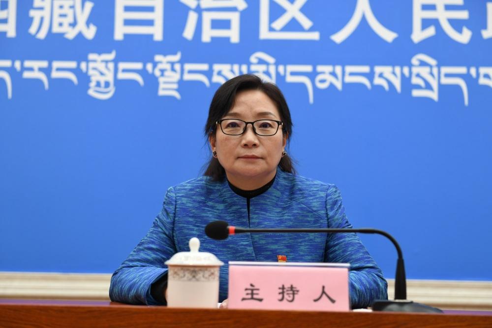 主持人 區(qū)黨委宣傳部副部長(zhǎng)、政府新聞辦主任 德吉卓嘎.JPG