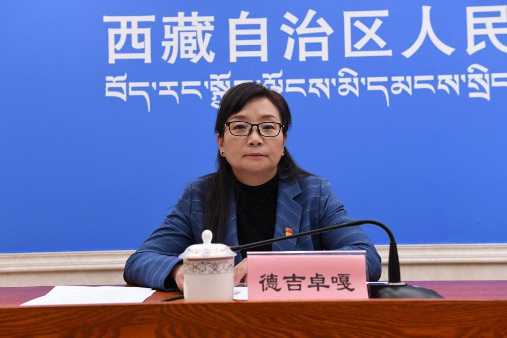 主持人 區(qū)黨委宣傳部副部長(zhǎng)、區(qū)政府新聞辦主任 德吉卓嘎.JPG