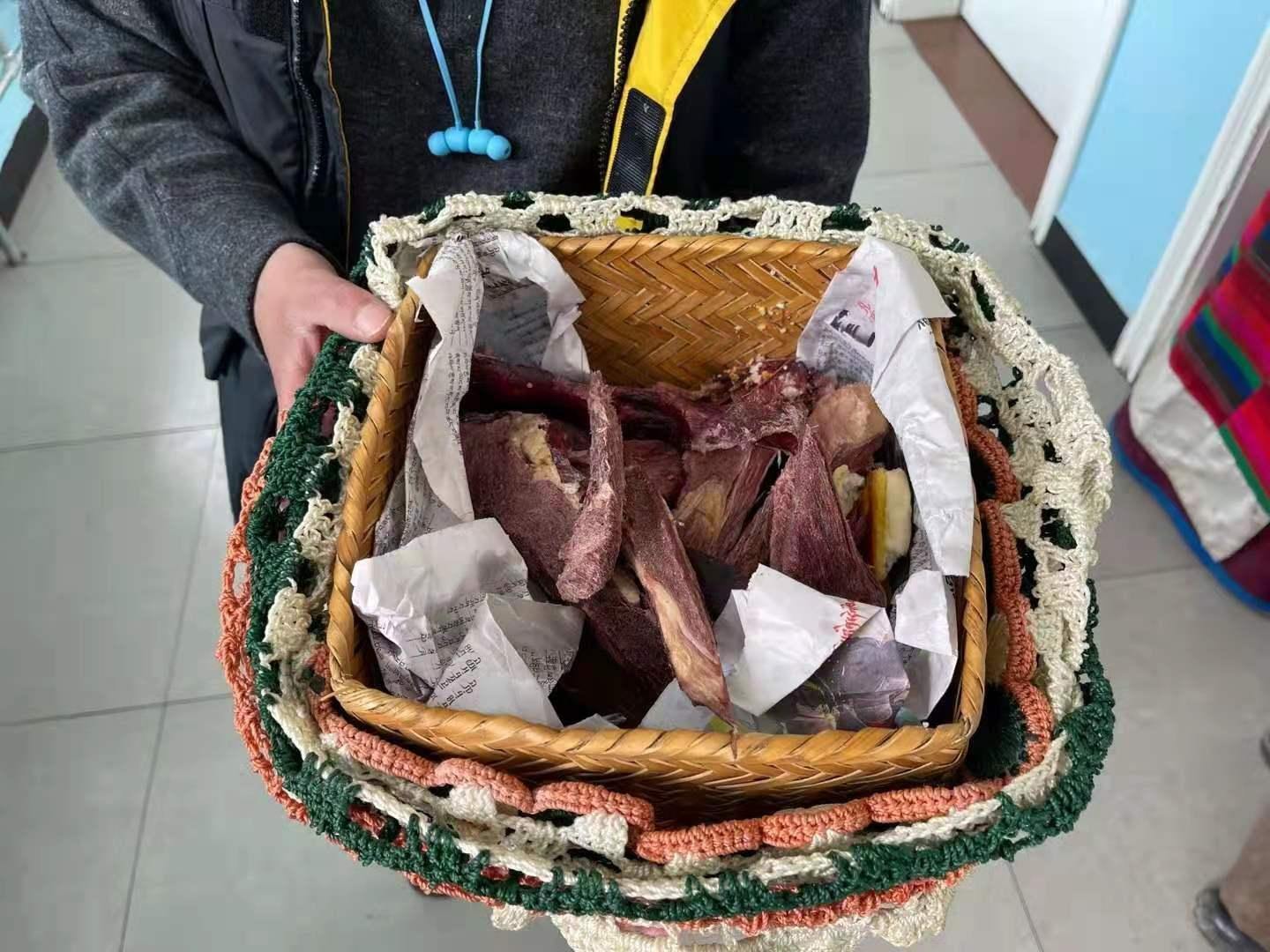 患者家屬拿來風(fēng)干肉。.jpg