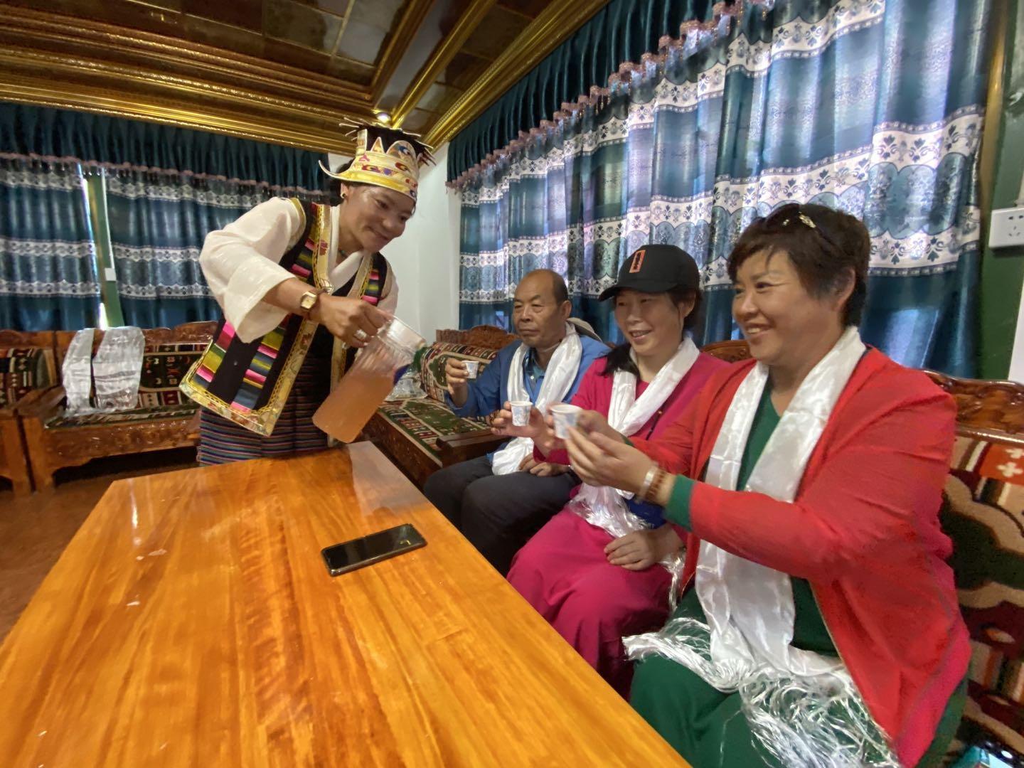 5.圖為瓊結(jié)縣強(qiáng)吉村民宿迎來國內(nèi)游客.jpg