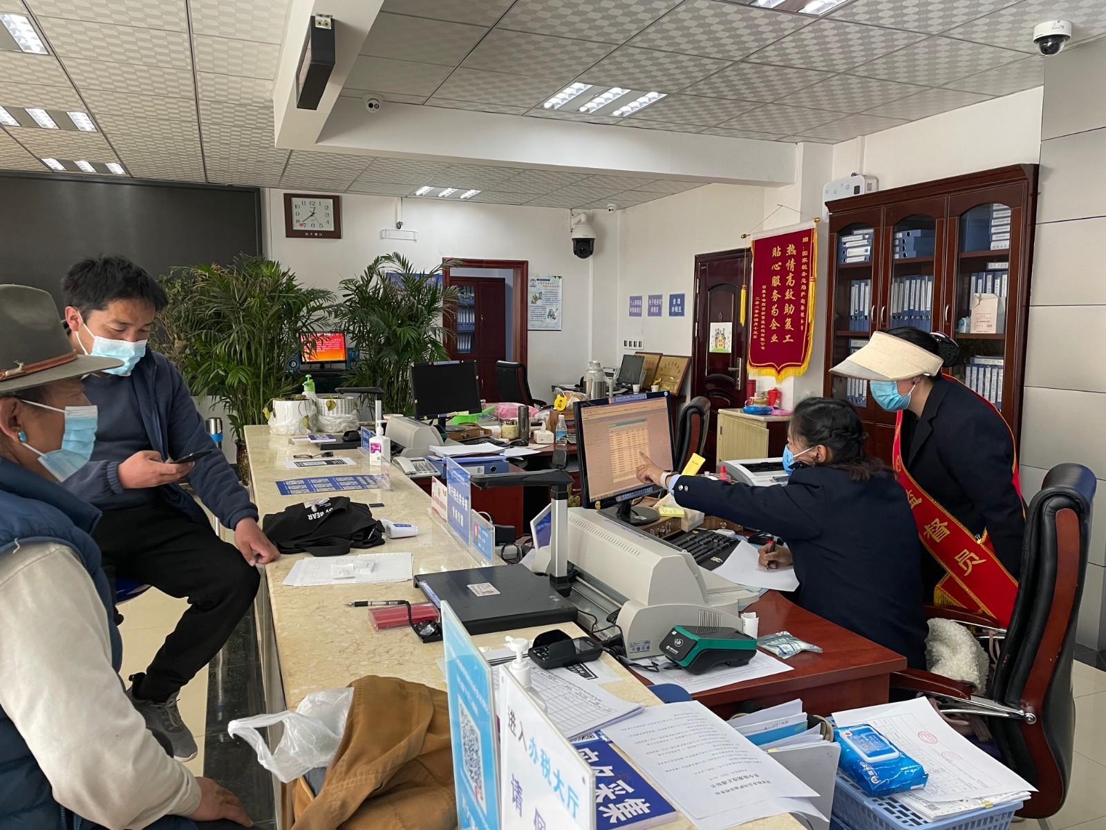 圖為特約監(jiān)督員現(xiàn)場體驗(yàn)辦稅全過程.jpg