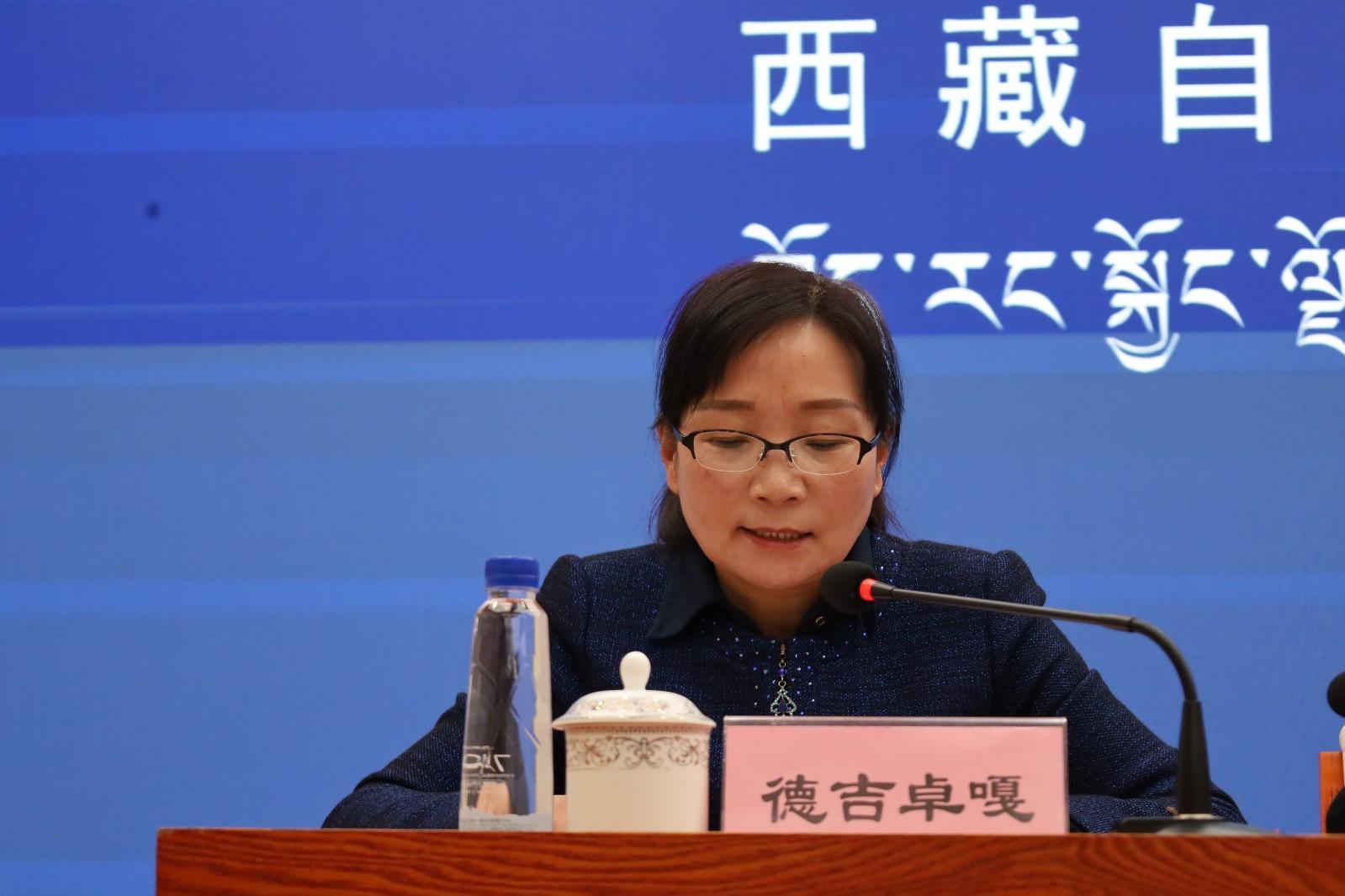 主持人：區(qū)黨委宣傳部副部長、區(qū)政府新聞辦主任 德吉卓嘎.JPG