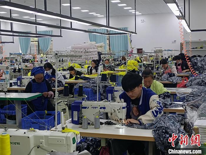 搬遷民眾在制衣工廠工作。　石小杰 攝