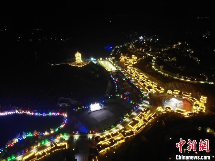 航拍阿妹戚托小鎮(zhèn)夜景?！∈〗?攝