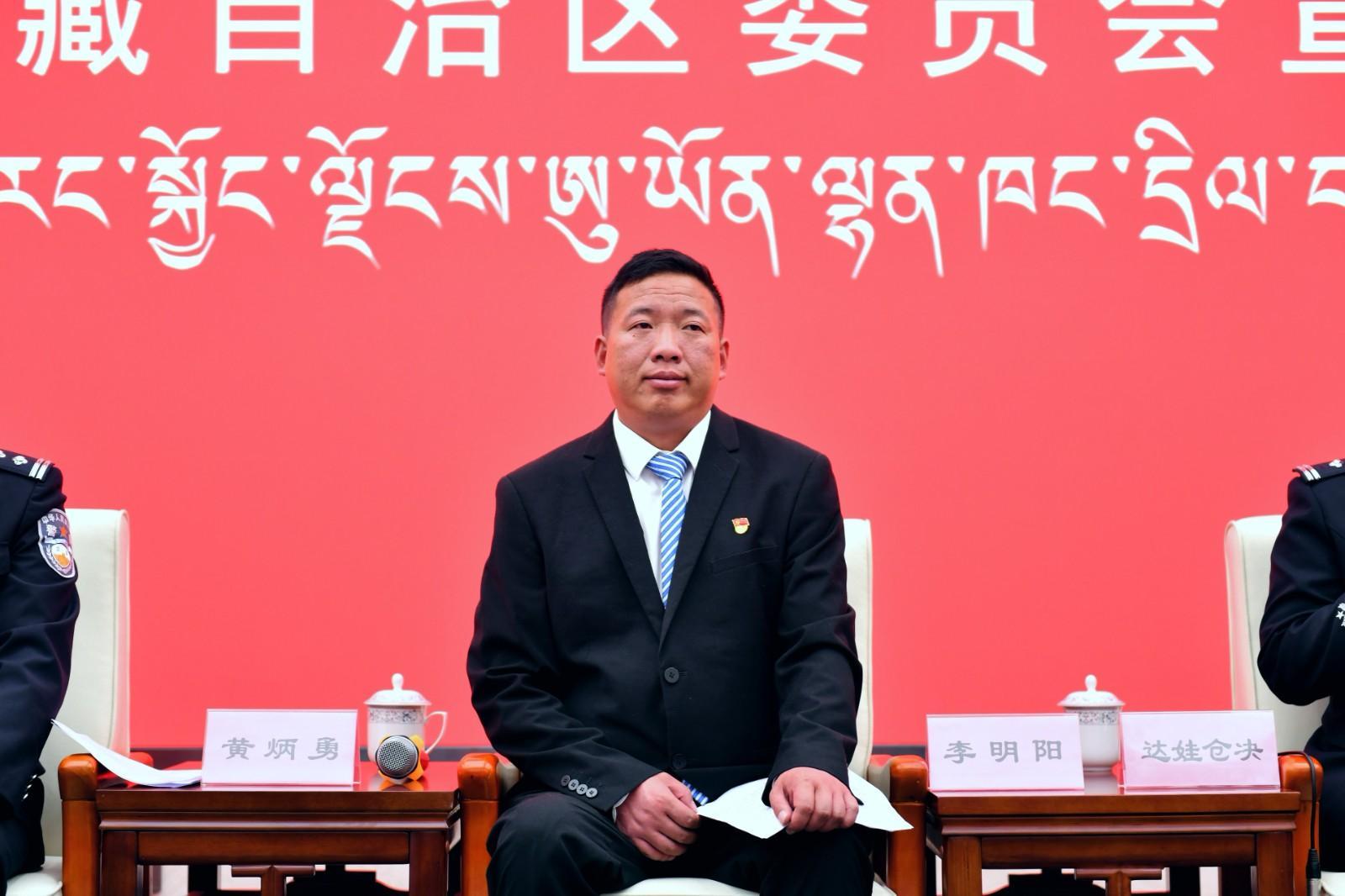 新聞發(fā)言人：日喀則市崗巴縣委常委、崗巴鎮(zhèn)黨委書記李明陽 .jpg