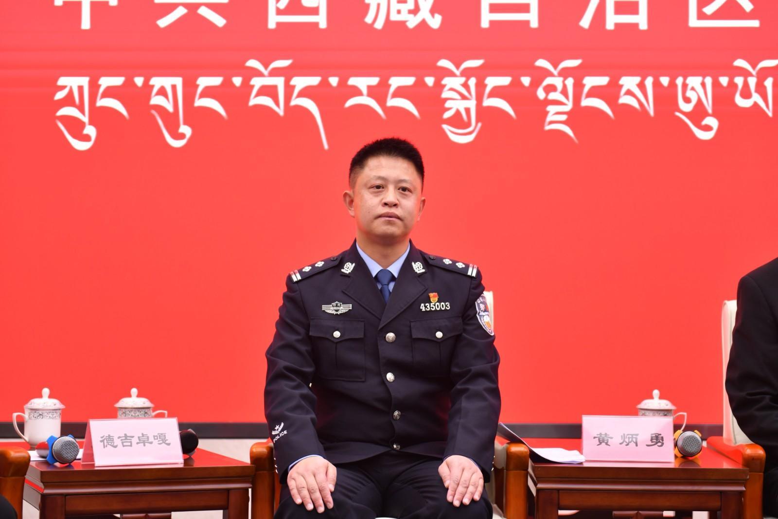 新聞發(fā)言人：林芝市波密縣公安局黨委副書記、政委、機(jī)關(guān)第一黨支部書記、四級高級警長黃炳勇.jpg