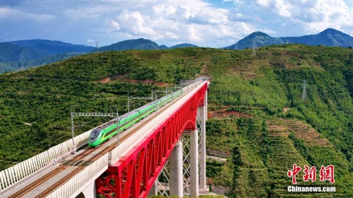 資料圖：中老鐵路“復(fù)興號(hào)”列車通過(guò)元江特大橋。 楊紫軒 攝
