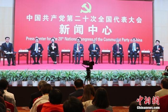 10月19日，中國(guó)共產(chǎn)黨第二十次全國(guó)代表大會(huì)新聞中心舉行集體采訪。重慶、四川、貴州、云南、西藏、陜西、甘肅代表團(tuán)新聞發(fā)言人出席，介紹代表團(tuán)學(xué)習(xí)討論二十大報(bào)告情況，并回答記者提問(wèn)。圖為分會(huì)場(chǎng)。 中新社記者 蔣啟明 攝