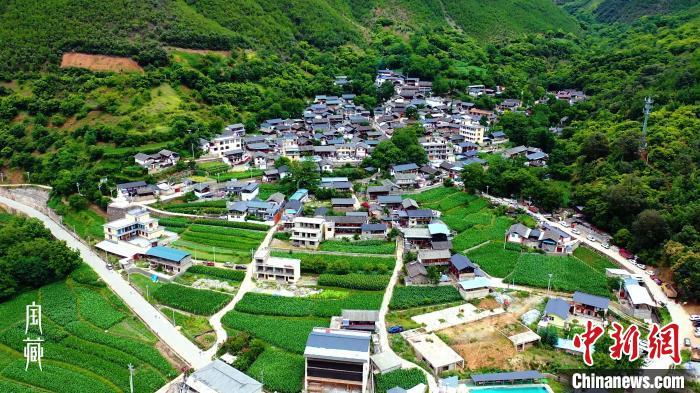 圖為維西縣塔城鎮(zhèn)英都灣村?！　秾毑亍芬曨l截圖 攝