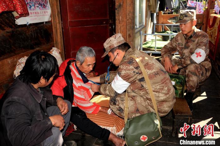 資料圖為墨脫邊防官兵為行動(dòng)不便的民眾免費(fèi)巡診?！●R軍供圖